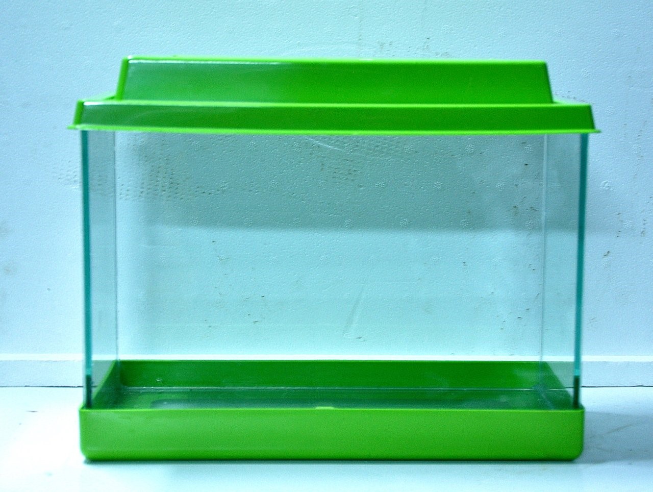 RENKLİ PLASTİK KAPAK AKVARYUM .